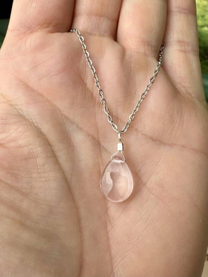 „Heartdrop“ – Rosenquarz Anhänger in Tropfenform - Herzheiler – Bild 2