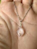„Heartdrop“ – Rosenquarz Anhänger in Tropfenform - Herzheiler