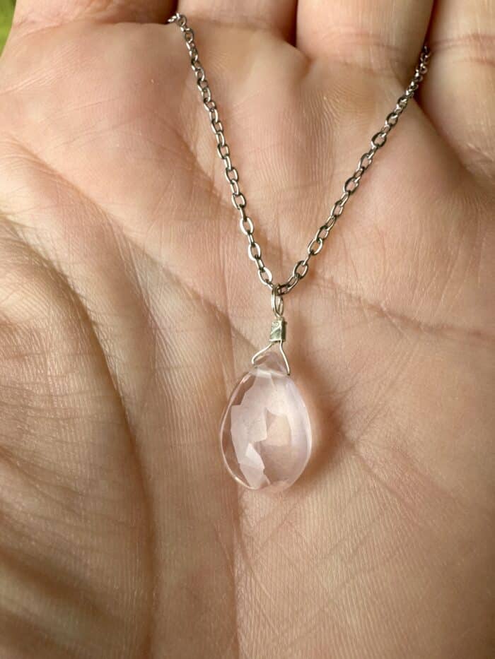 „Heartdrop“ – Rosenquarz Anhänger in Tropfenform - Herzheiler – Bild 1