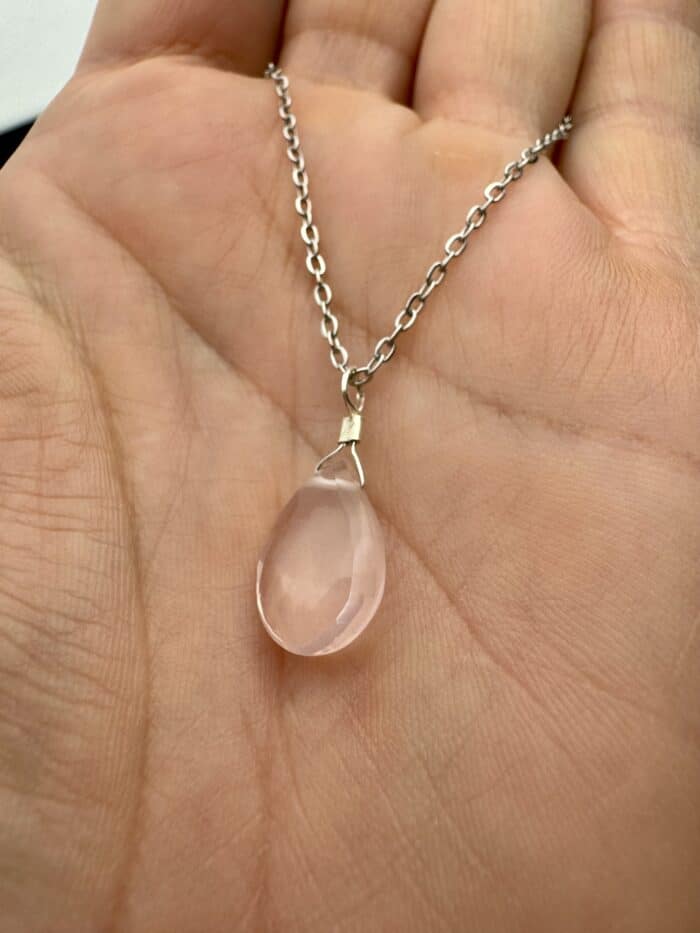 „Heartdrop“ – Rosenquarz Anhänger in Tropfenform - Herzheiler – Bild 4