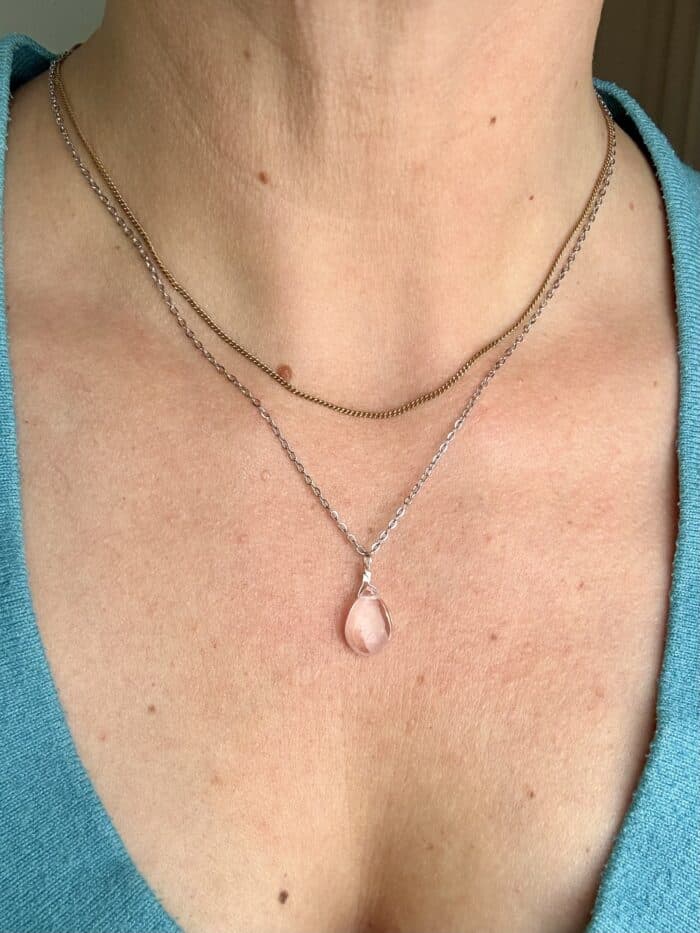 „Heartdrop“ – Rosenquarz Anhänger in Tropfenform - Herzheiler – Bild 6