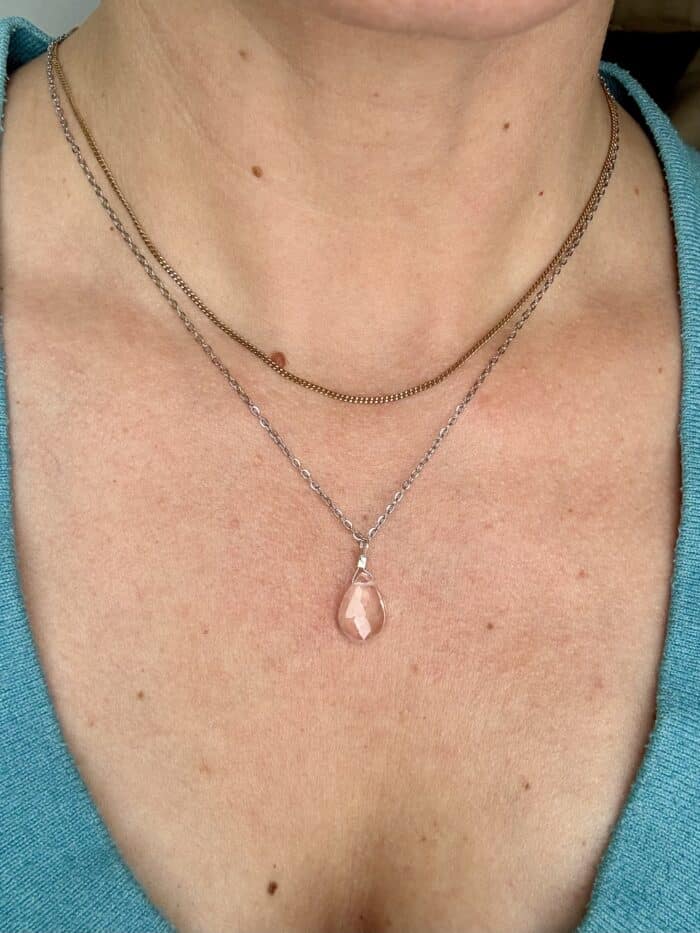 „Heartdrop“ – Rosenquarz Anhänger in Tropfenform - Herzheiler – Bild 3