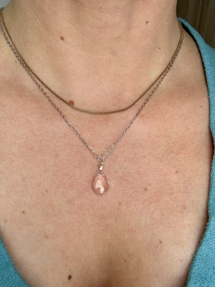 „Heartdrop“ – Rosenquarz Anhänger in Tropfenform - Herzheiler – Bild 5