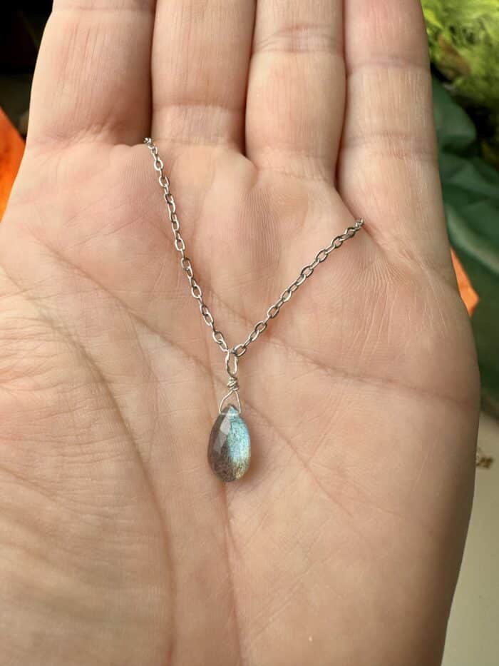 „Mystic Drop“ – Labradorit Anhänger in Tropfenform - Intuition, Schutz & Seelenlicht – Bild 2