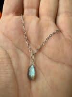 „Mystic Drop“ – Labradorit Anhänger in Tropfenform - Intuition, Schutz & Seelenlicht