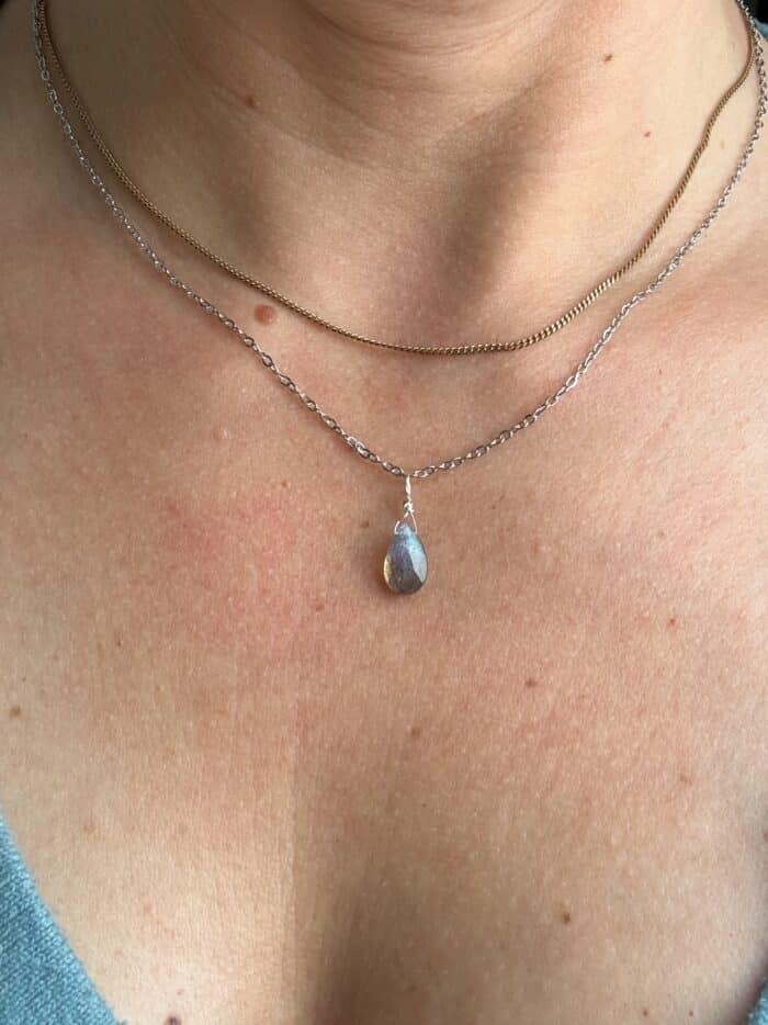 „Mystic Drop“ – Labradorit Anhänger in Tropfenform - Intuition, Schutz & Seelenlicht – Bild 3