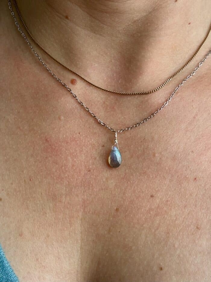 „Mystic Drop“ – Labradorit Anhänger in Tropfenform - Intuition, Schutz & Seelenlicht – Bild 4