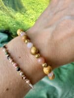 „Moonlight Blessing“ – Palo Santo & Mondstein Armband mit goldenen Vollmond-Perlen – Bild 5