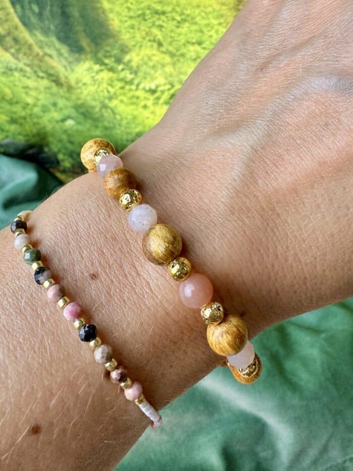 „Moonlight Blessing“ – Palo Santo & Mondstein Armband mit goldenen Vollmond-Perlen – Bild 5