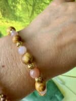 „Moonlight Blessing“ – Palo Santo & Mondstein Armband mit goldenen Vollmond-Perlen