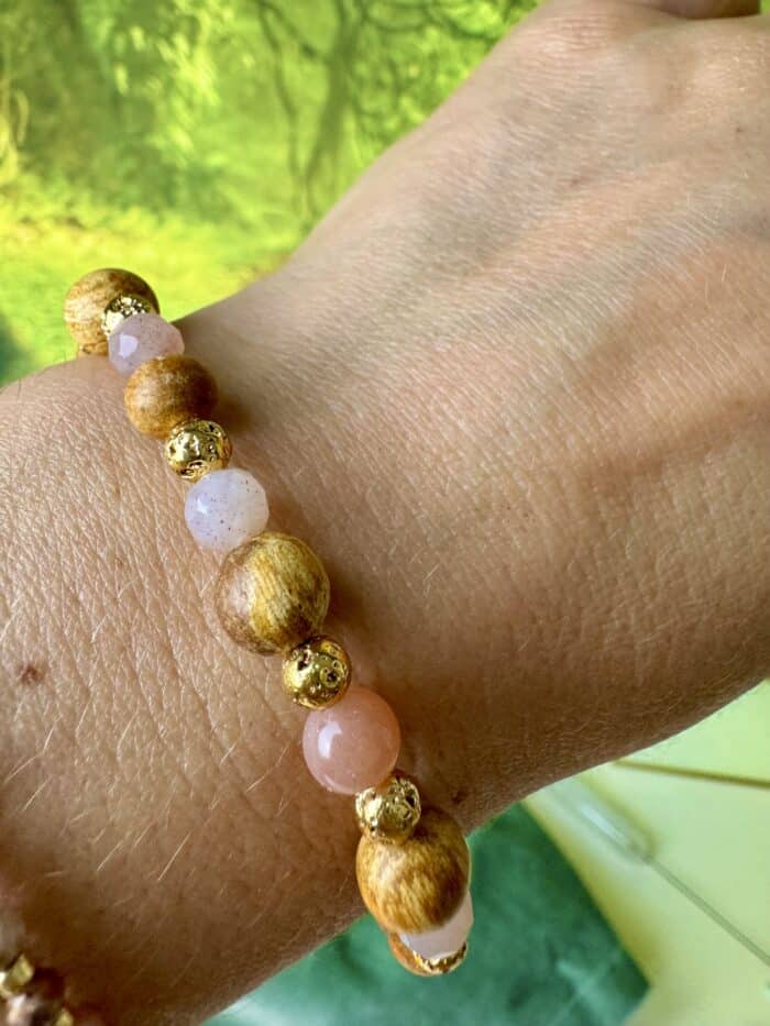 „Moonlight Blessing“ – Palo Santo & Mondstein Armband mit goldenen Vollmond-Perlen – Bild 1