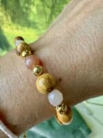 „Moonlight Blessing“ – Palo Santo & Mondstein Armband mit goldenen Vollmond-Perlen – Bild 2