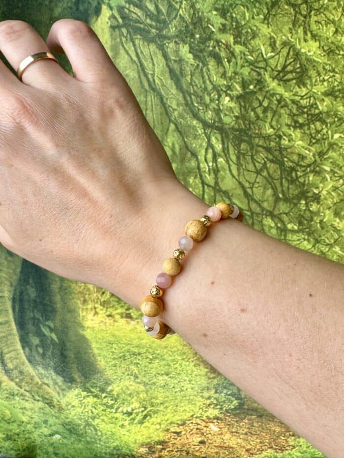 „Moonlight Blessing“ – Palo Santo & Mondstein Armband mit goldenen Vollmond-Perlen – Bild 10
