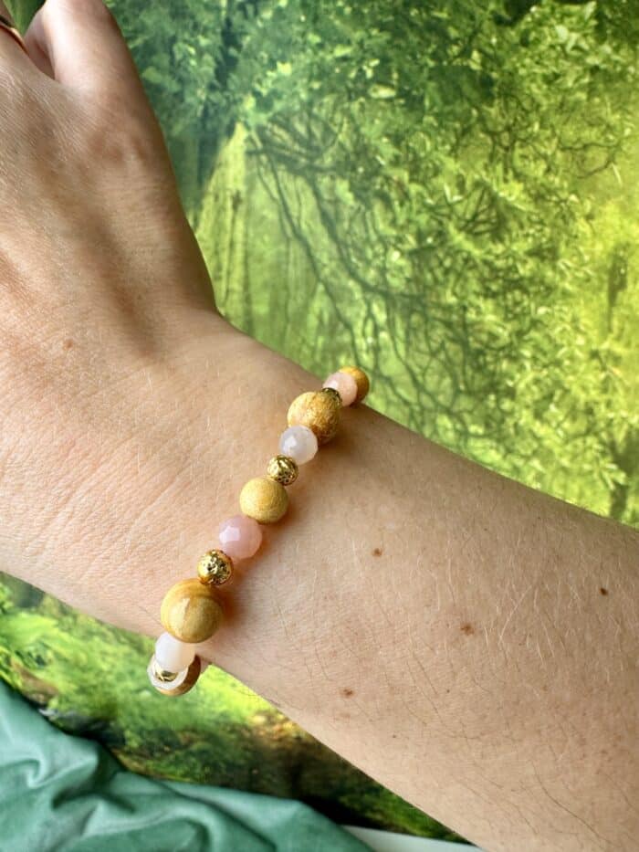 „Moonlight Blessing“ – Palo Santo & Mondstein Armband mit goldenen Vollmond-Perlen – Bild 8