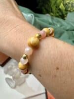 „Moonlight Blessing“ – Palo Santo & Mondstein Armband mit goldenen Vollmond-Perlen – Bild 7