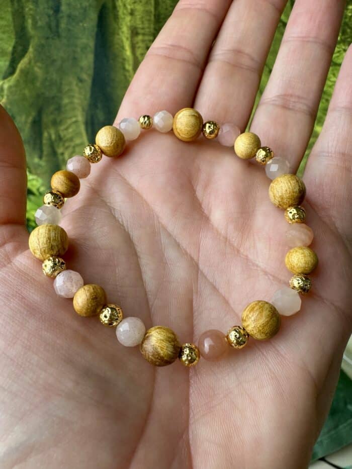 „Moonlight Blessing“ – Palo Santo & Mondstein Armband mit goldenen Vollmond-Perlen – Bild 6