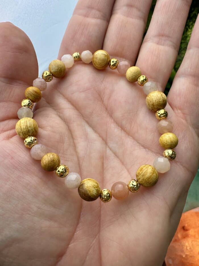 „Moonlight Blessing“ – Palo Santo & Mondstein Armband mit goldenen Vollmond-Perlen – Bild 4