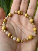 „Moonlight Blessing“ – Palo Santo & Mondstein Armband mit goldenen Vollmond-Perlen – Bild 3