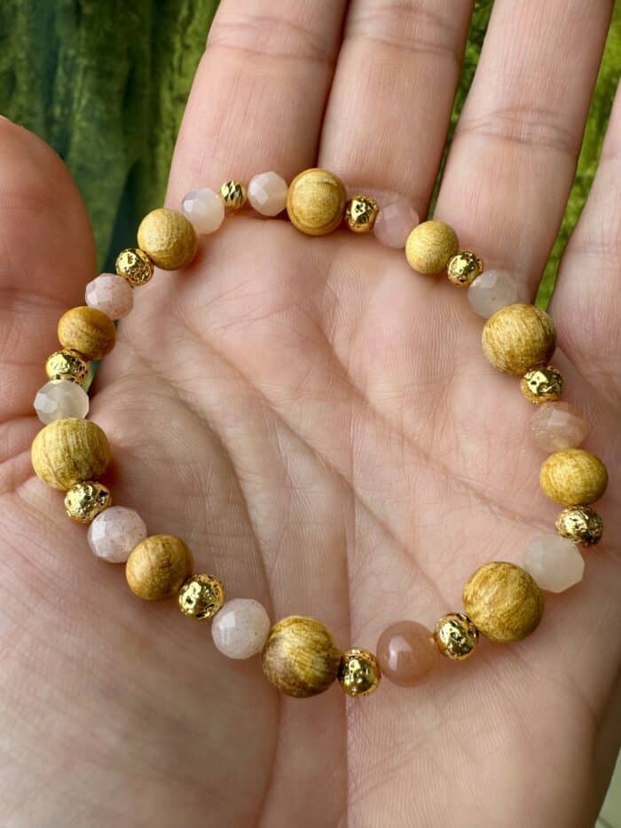 „Moonlight Blessing“ – Palo Santo & Mondstein Armband mit goldenen Vollmond-Perlen – Bild 3