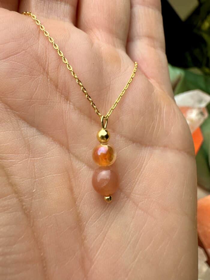 Mondstein trifft Sunset Aura – Kette für Intuition, Weiblichkeit & Lebensfreude – Bild 2