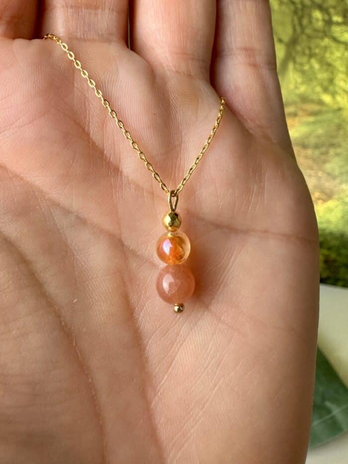 Mondstein trifft Sunset Aura – Kette für Intuition, Weiblichkeit & Lebensfreude – Bild 1