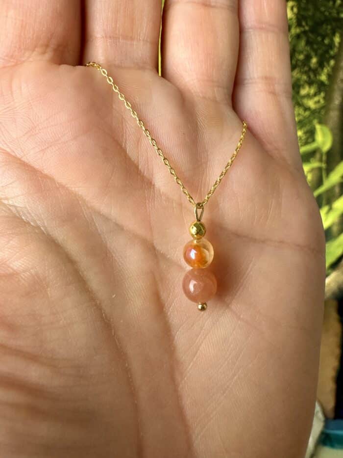 Mondstein trifft Sunset Aura – Kette für Intuition, Weiblichkeit & Lebensfreude – Bild 4