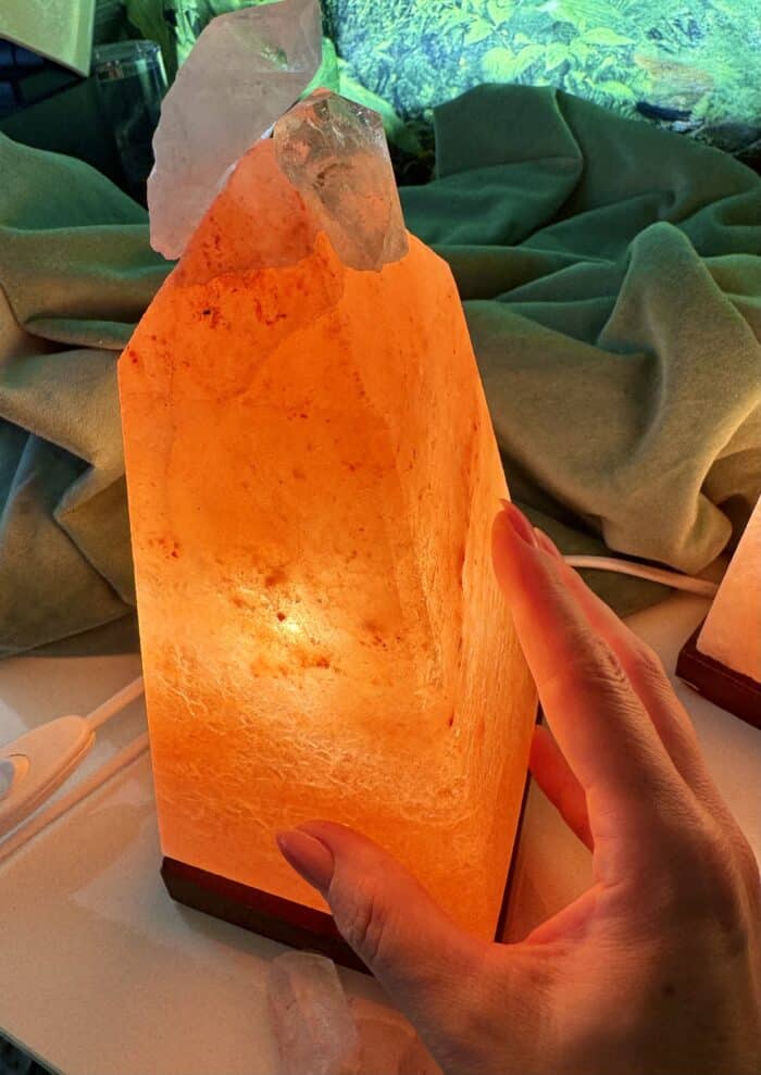 Lampe: Salzobelisk mit Bergkristallspitzen – Energiepyramide des Lichts – Bild 2