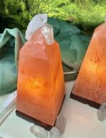 Lampe: Salzobelisk mit Bergkristallspitzen – Energiepyramide des Lichts – Bild 4