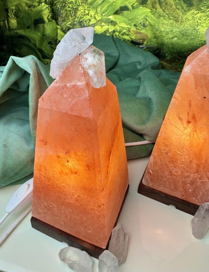 Lampe: Salzobelisk mit Bergkristallspitzen – Energiepyramide des Lichts – Bild 4