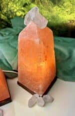 Lampe: Salzobelisk mit Bergkristallspitzen – Energiepyramide des Lichts – Bild 10