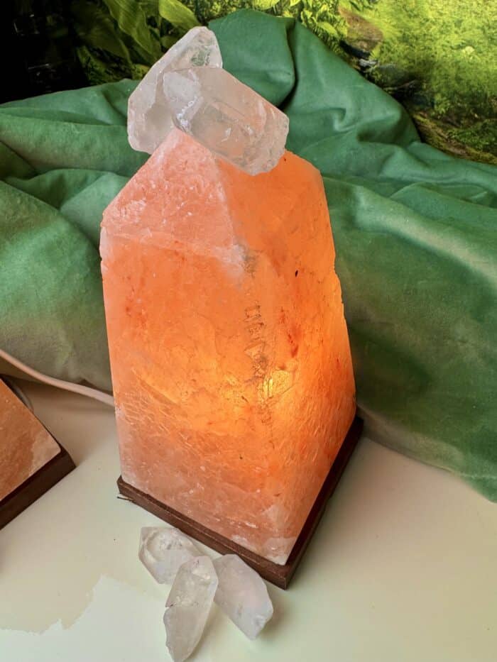 Lampe: Salzobelisk mit Bergkristallspitzen – Energiepyramide des Lichts – Bild 15