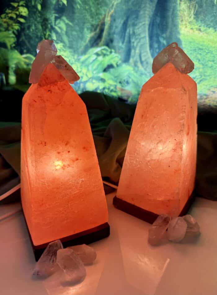 Lampe: Salzobelisk mit Bergkristallspitzen – Energiepyramide des Lichts – Bild 3