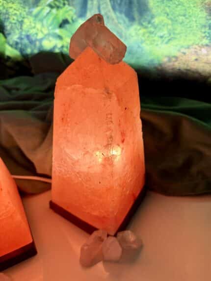 Lampe: Salzobelisk mit Bergkristallspitzen – Energiepyramide des Lichts
