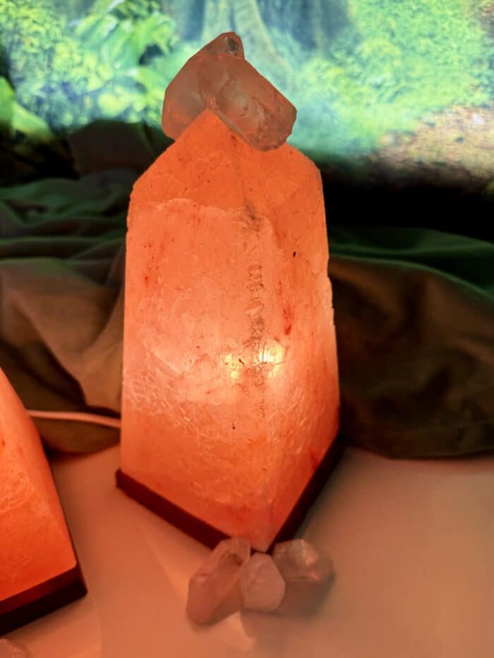 Lampe: Salzobelisk mit Bergkristallspitzen – Energiepyramide des Lichts – Bild 1