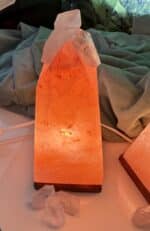 Lampe: Salzobelisk mit Bergkristallspitzen – Energiepyramide des Lichts – Bild 6