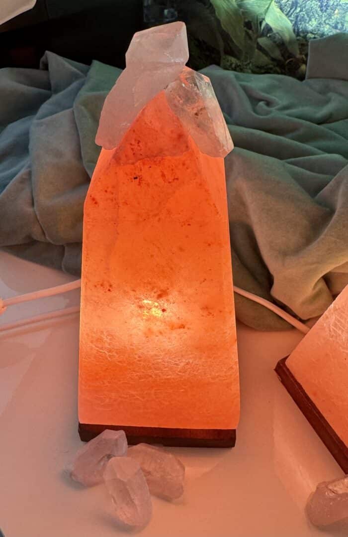 Lampe: Salzobelisk mit Bergkristallspitzen – Energiepyramide des Lichts – Bild 6