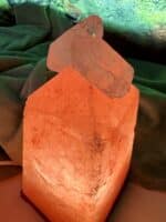 Lampe: Salzobelisk mit Bergkristallspitzen – Energiepyramide des Lichts – Bild 7